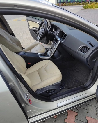 Volvo S60 cena 62900 przebieg: 141000, rok produkcji 2017 z Warszawa małe 232
